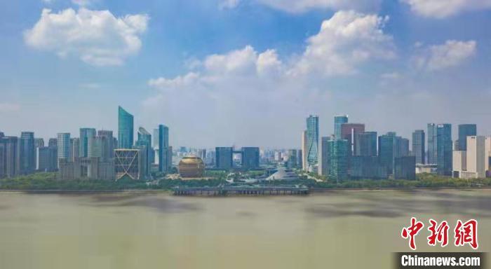 浙江杭州錢塘江畔。　王剛 攝
